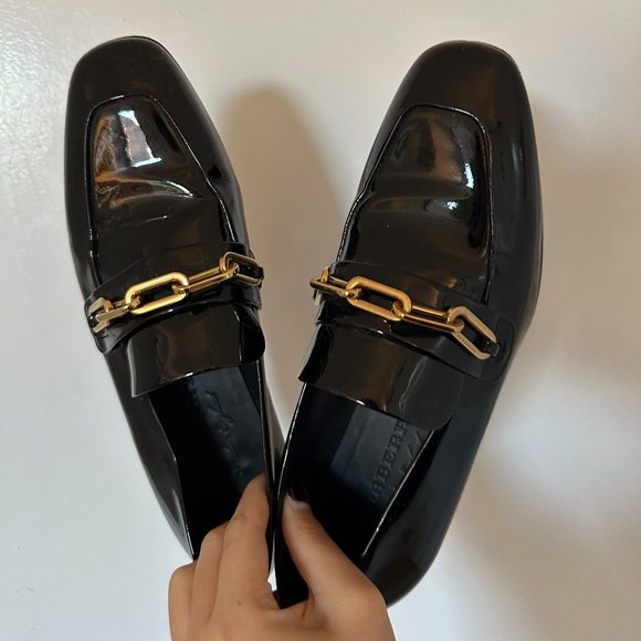 Burberry Chillcotpatent Leather Loafers with Gold Chain - Picture 2 of 6